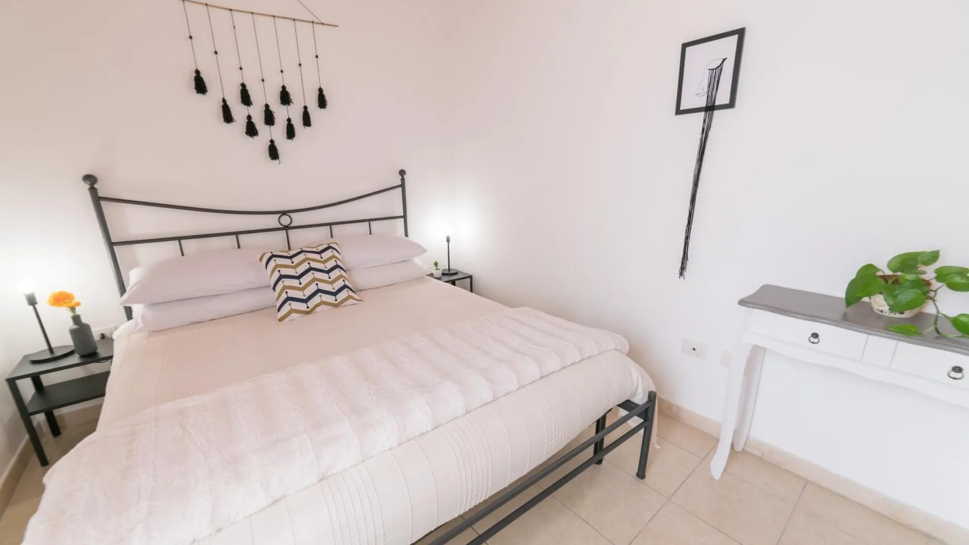 קליארי Yenne Apartment