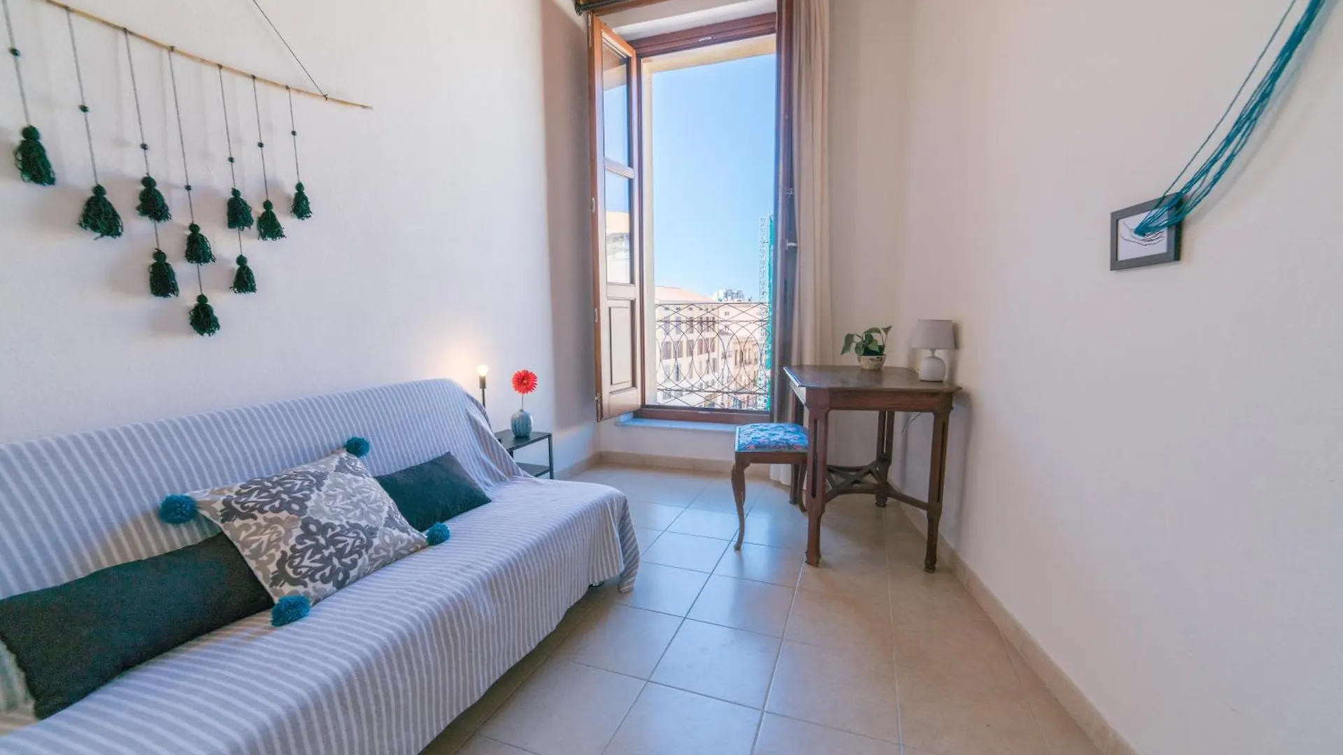 קליארי Yenne Apartment 0*,