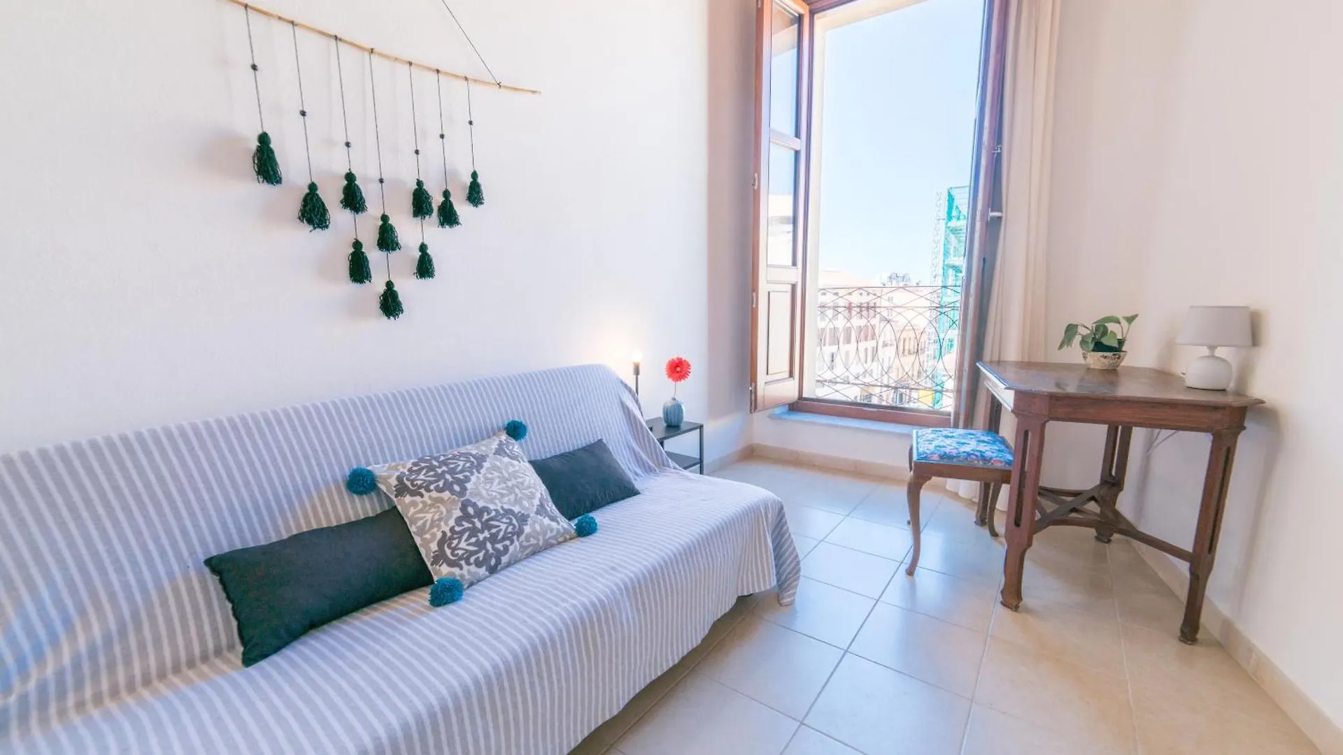 Yenne Apartment 칼리아리 0*,